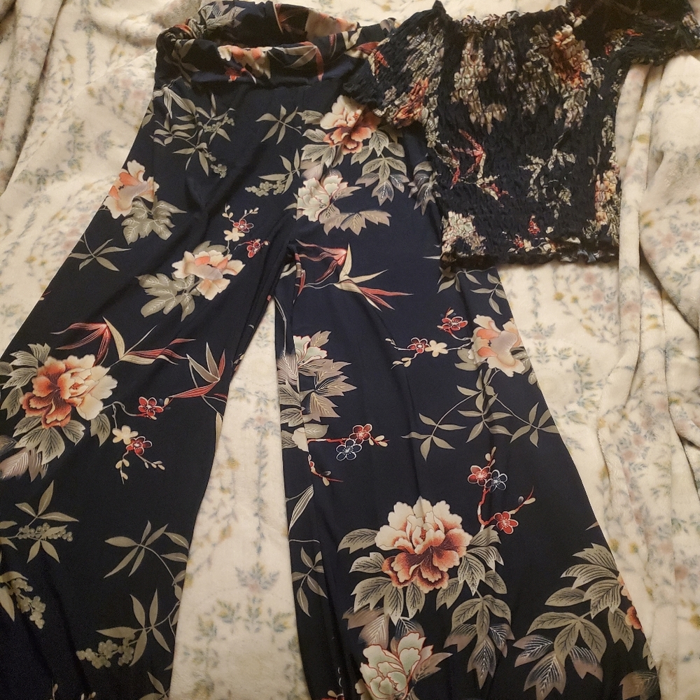 A full set strapless shirt and flowy pants